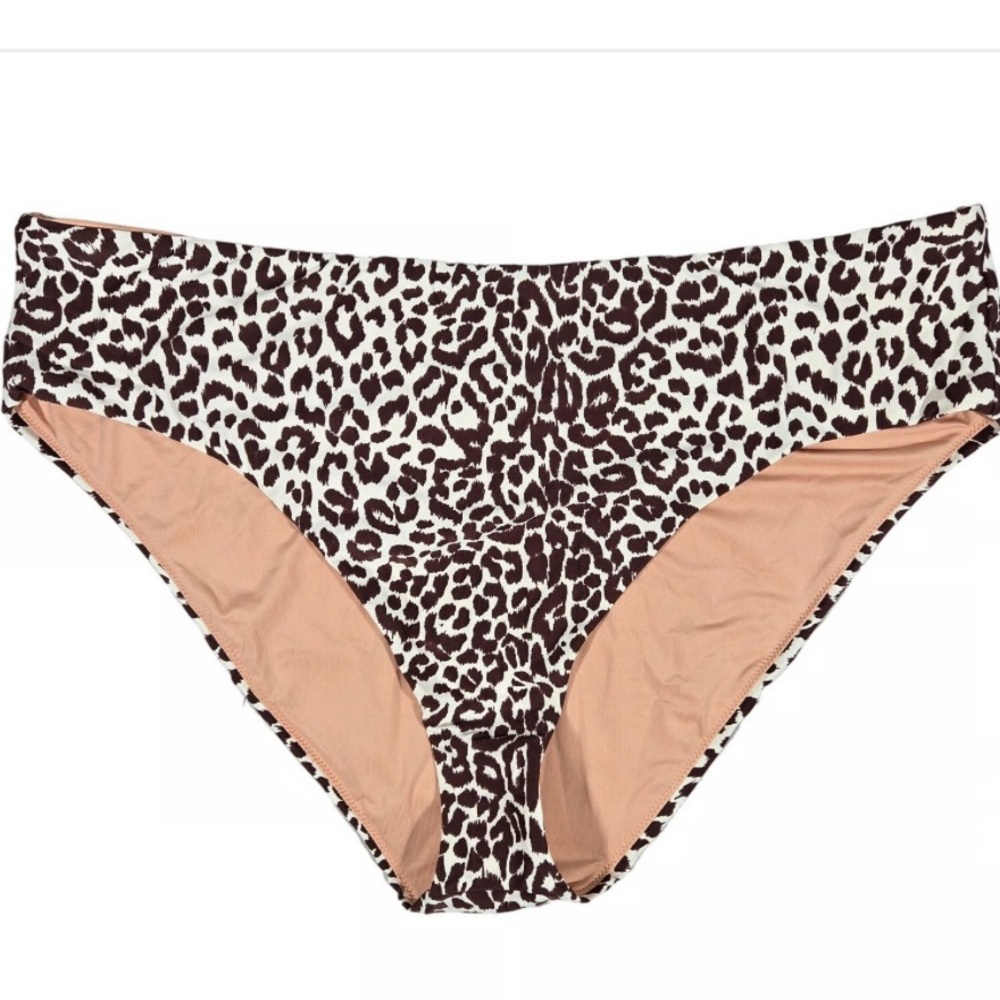 High-rise bikini bottom in leopard print
BF102 size smalll